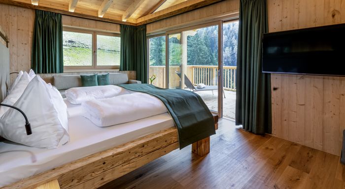 Luxus und charmante Bodenständigkeit im Hotel Hasenegg, Schenna bei Meran Luxus Chalets Südtirol: charmante Bodenständigkeit im Hotel Hasenegg & Chaletdorf in Schenna bei Meran