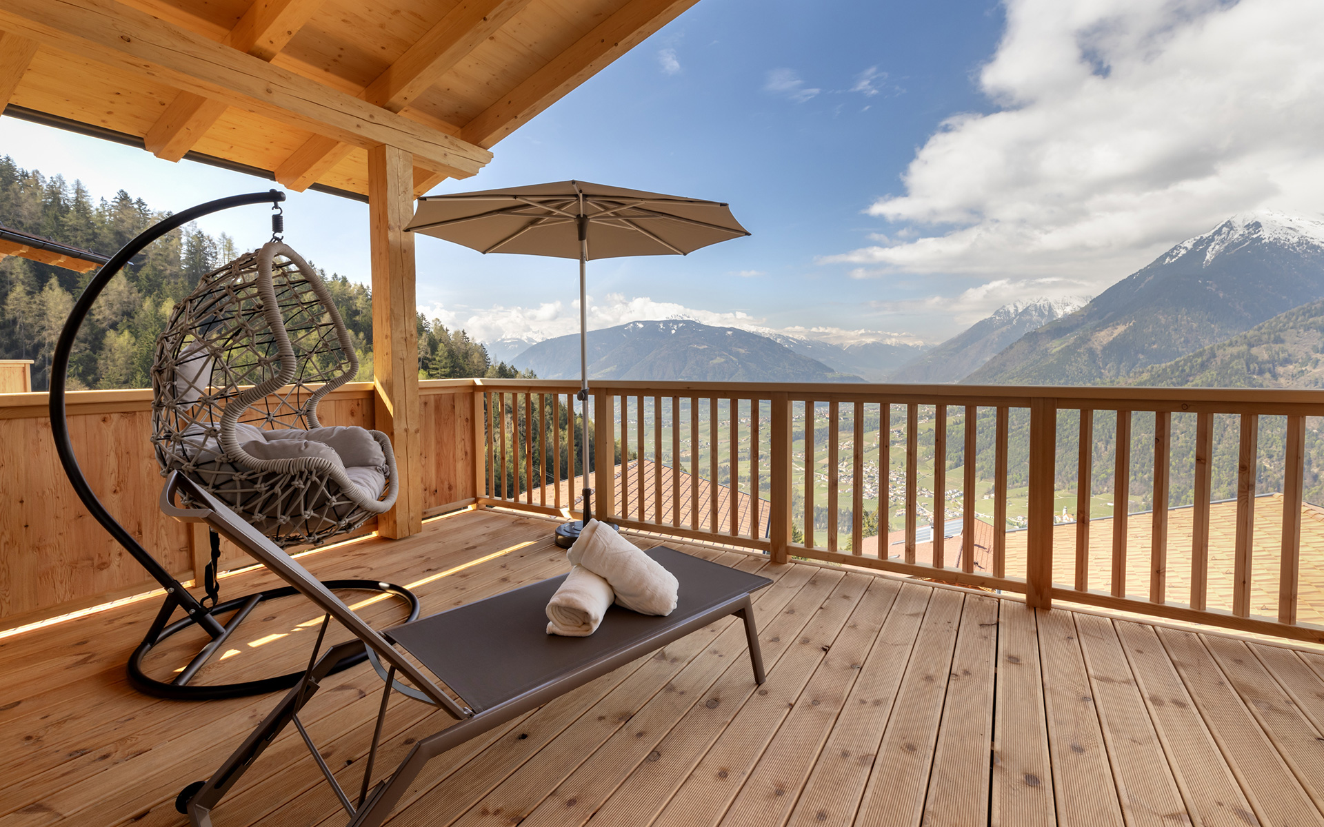 Panorama Chalet Südtirol: Terrasse in Ferienwohnung Schenna direkt ober Meran